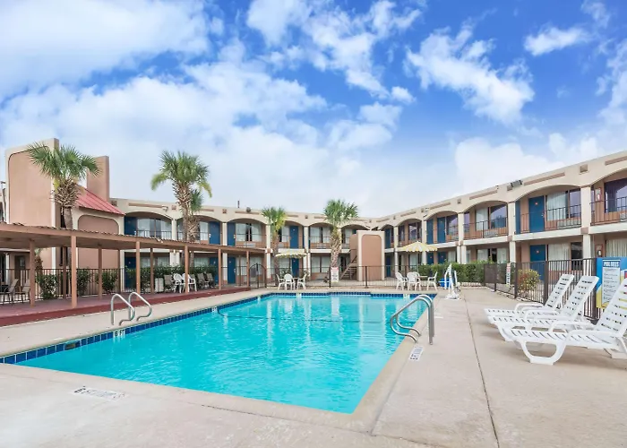 Days Inn By Wyndham San Antonio Splashtown/Att Center